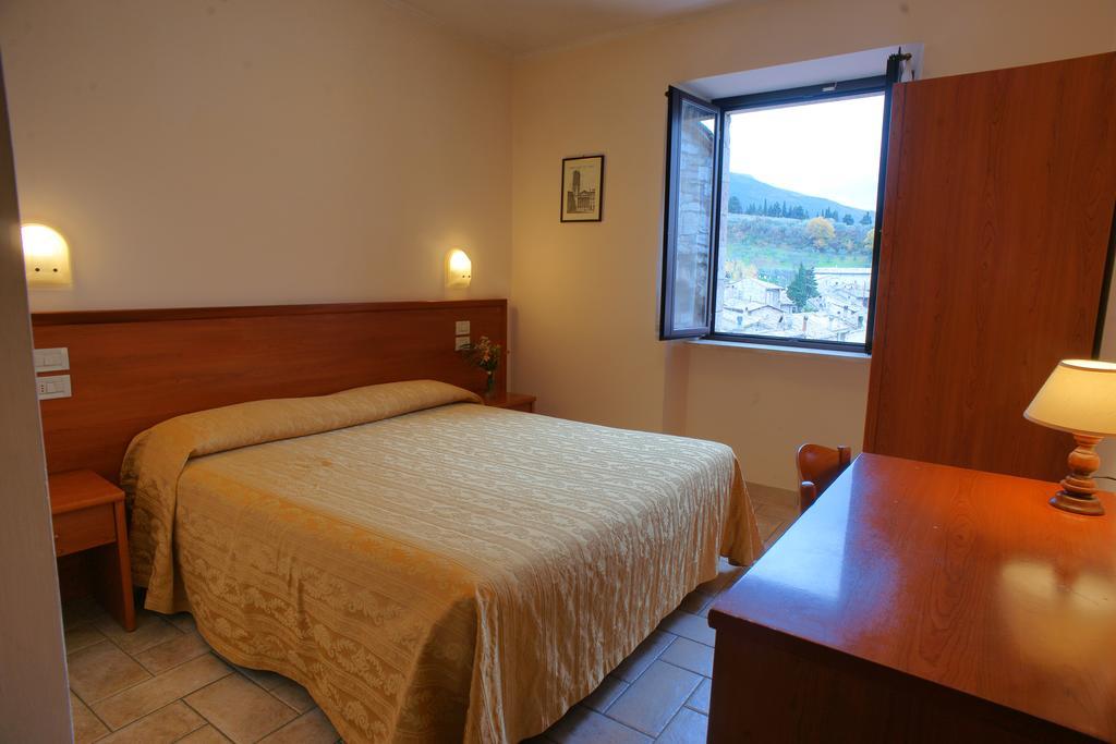 Hotel La Rocca Assisi Szoba fotó