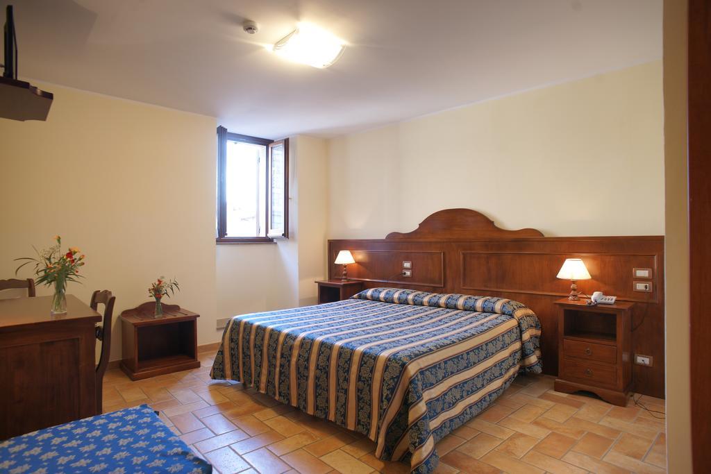Hotel La Rocca Assisi Szoba fotó